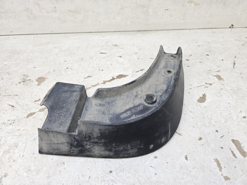 Брызговик передний правый