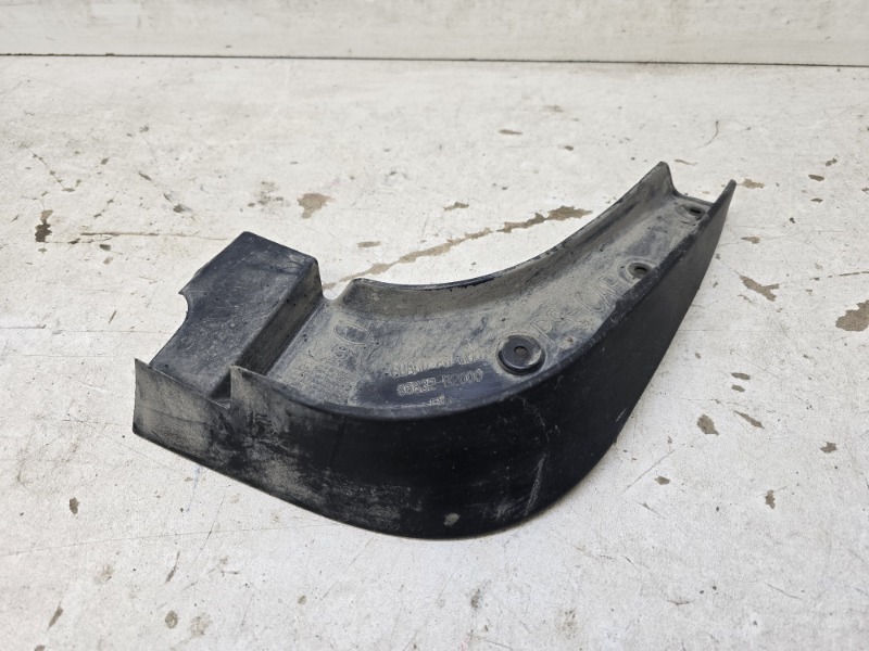 Брызговик передний правый