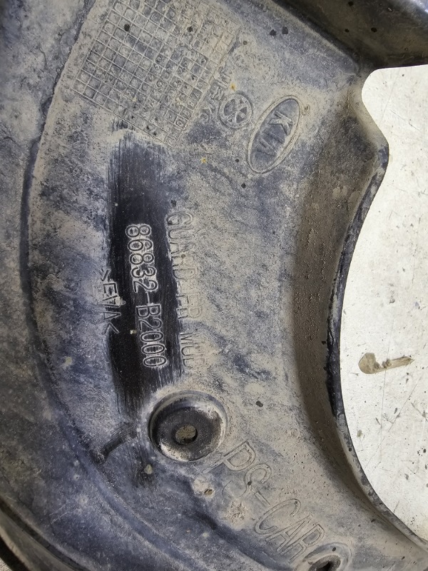 Брызговик передний правый