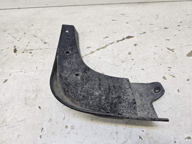 Брызговик передний правый