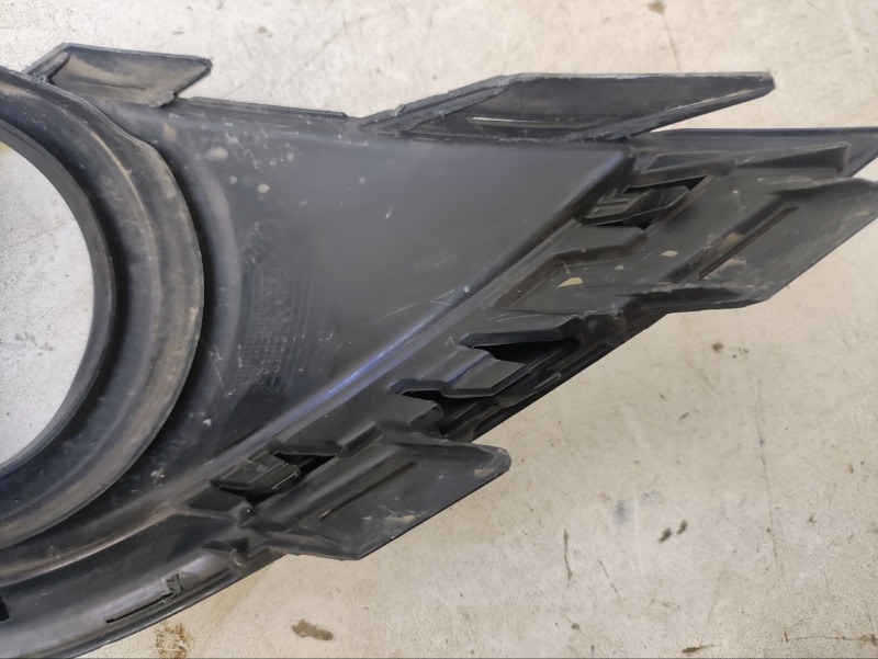 Рамка противотуманной фары левой