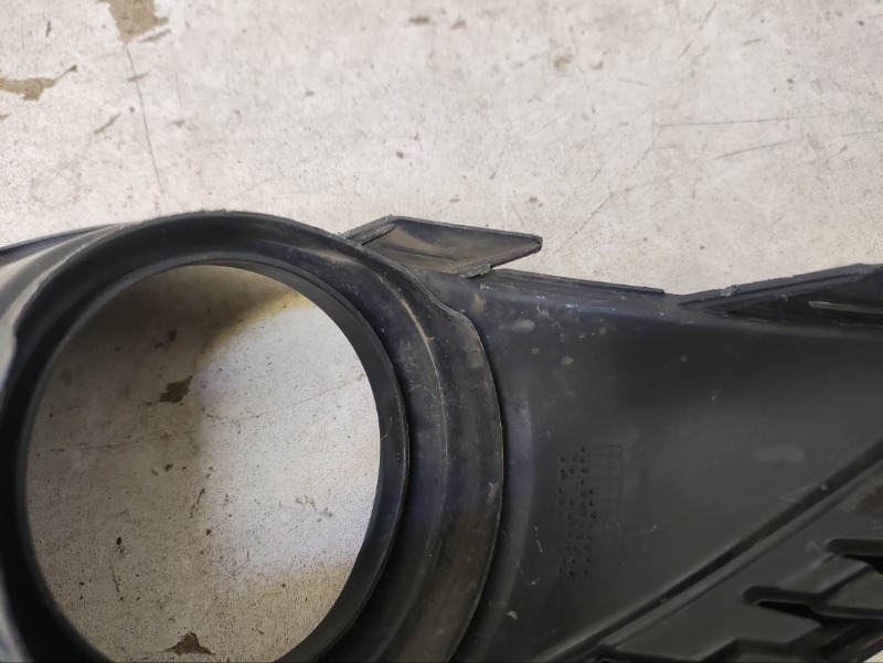 Рамка противотуманной фары левой