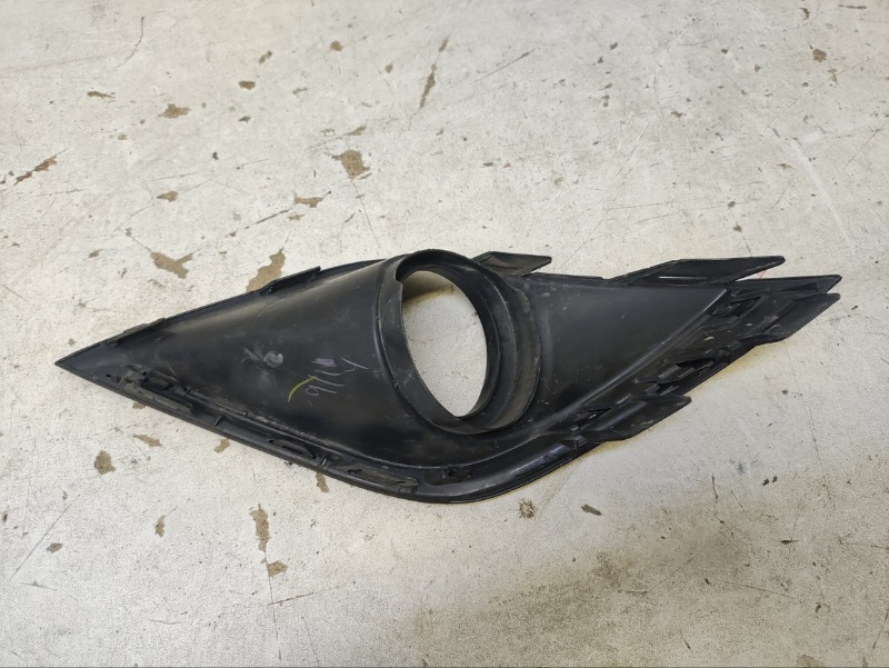 Рамка противотуманной фары левой