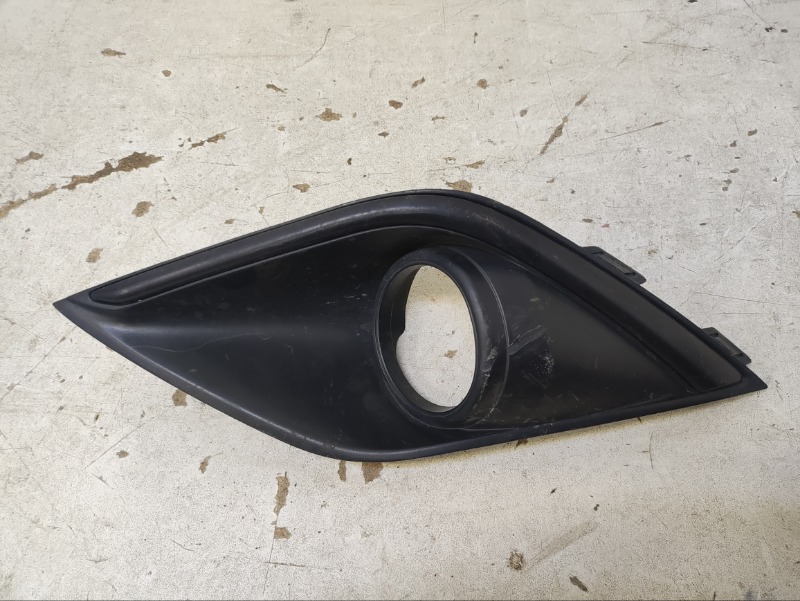 Рамка противотуманной фары левой