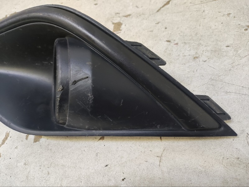 Рамка противотуманной фары левой