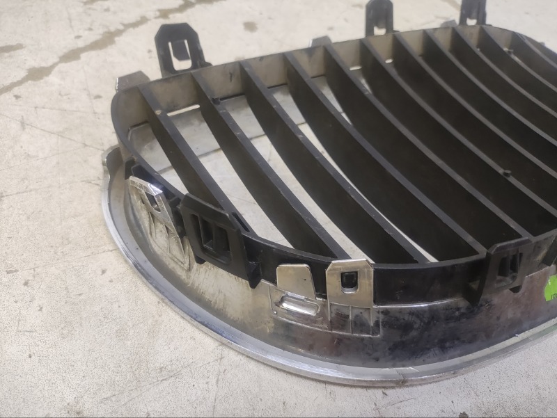 Решетка радиатора левая