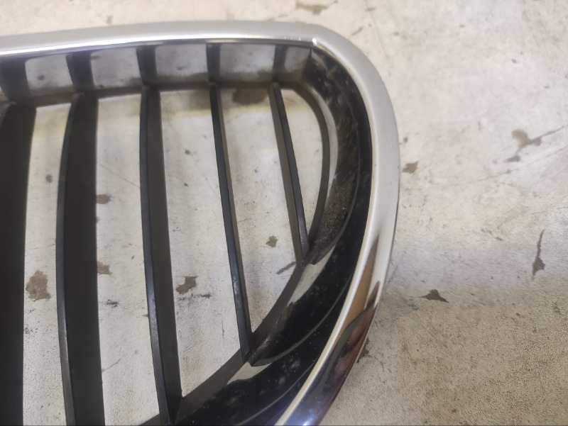 Решетка радиатора левая