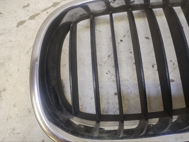 Решетка радиатора левая