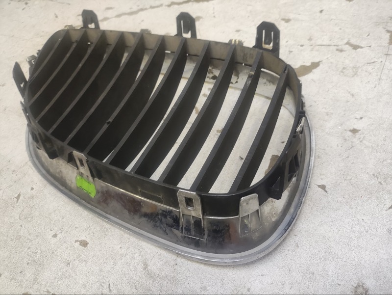 Решетка радиатора левая