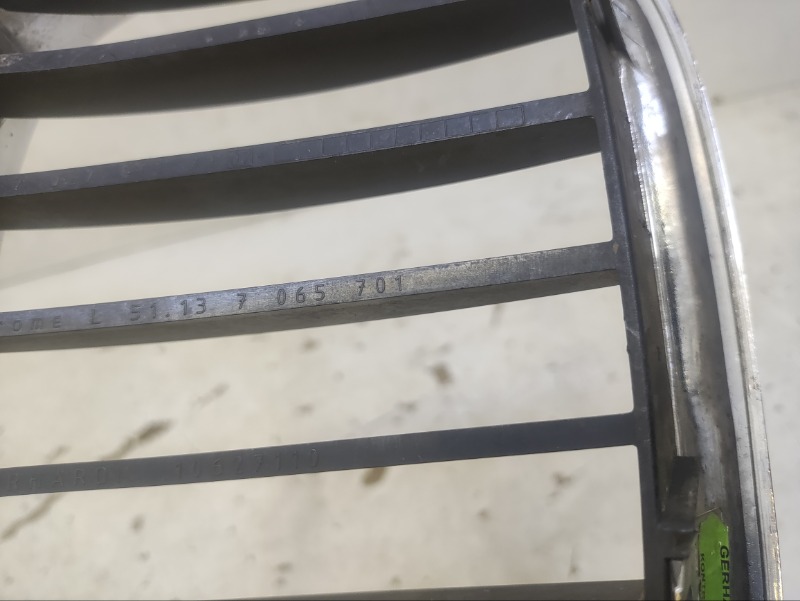 Решетка радиатора левая