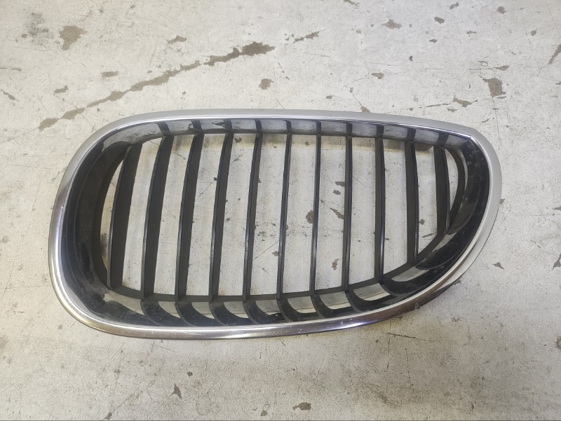 Решетка радиатора левая