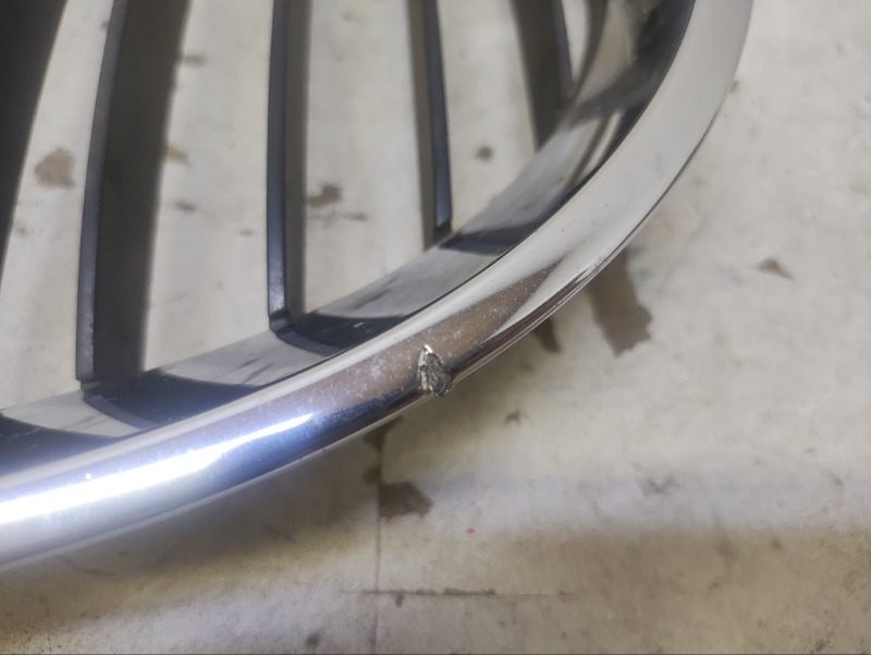 Решетка радиатора левая