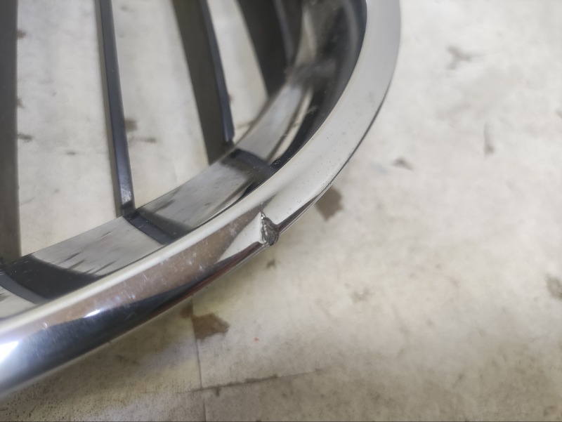 Решетка радиатора левая