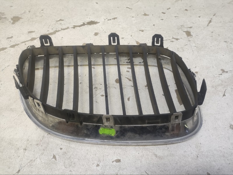 Решетка радиатора левая