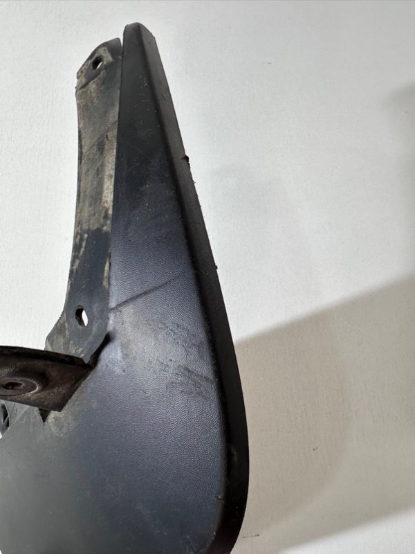 Брызговик задний правый