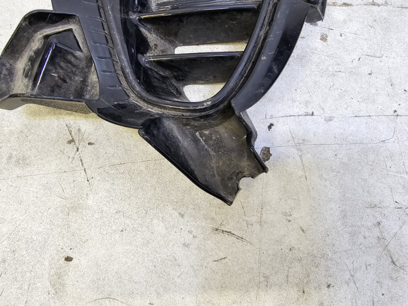 Рамка противотуманной фары левой