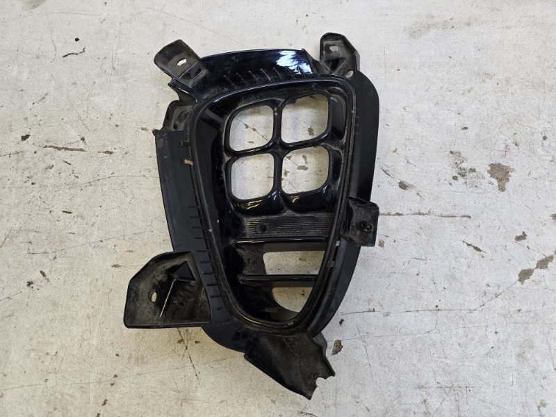 Рамка противотуманной фары левой