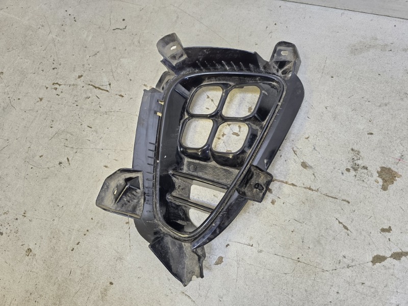 Рамка противотуманной фары левой