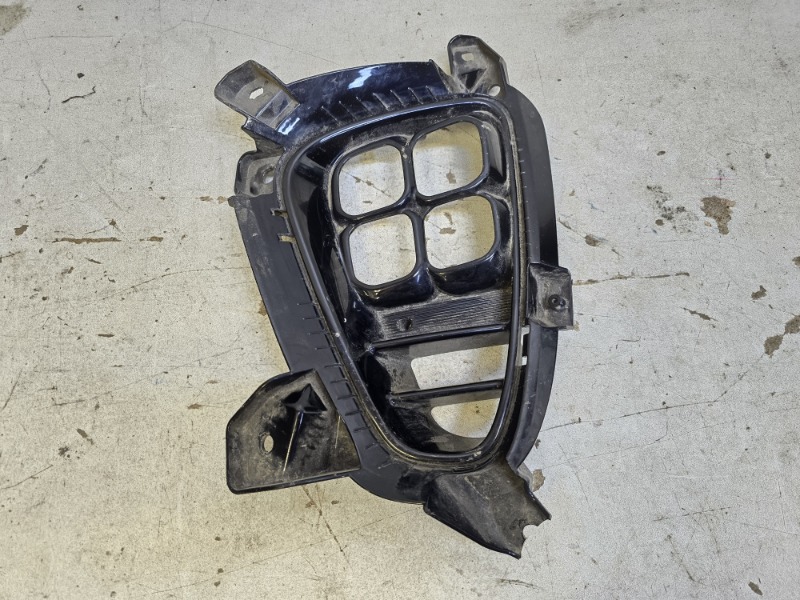 Рамка противотуманной фары левой