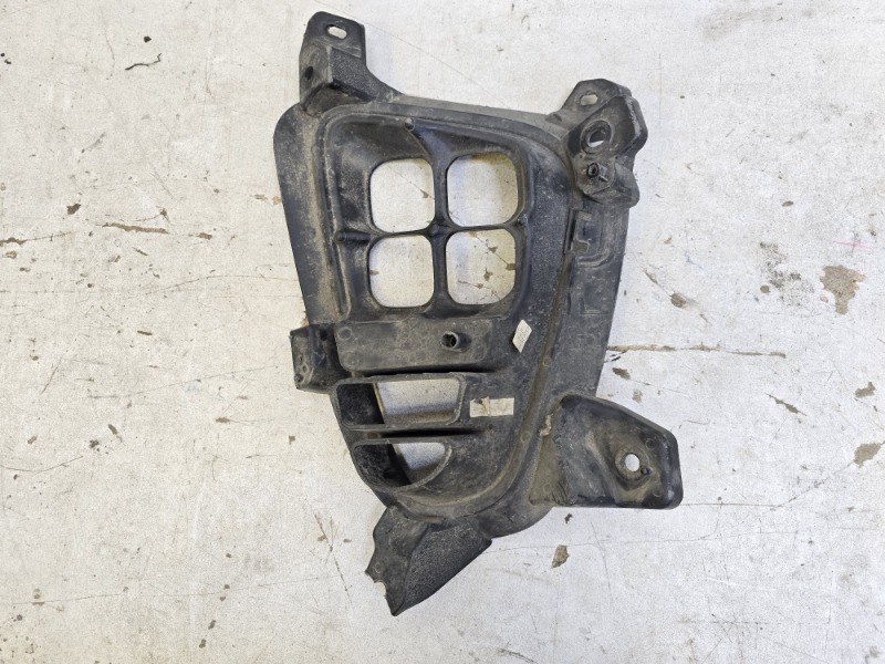 Рамка противотуманной фары левой