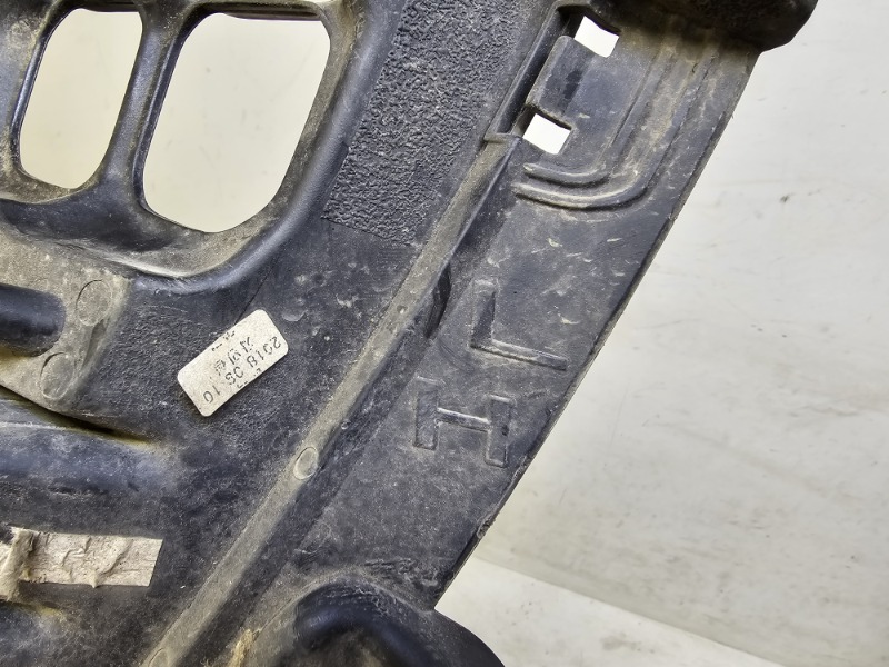 Рамка противотуманной фары левой