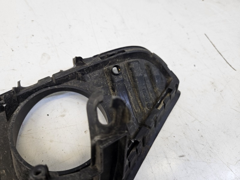 Рамка противотуманной фары правой