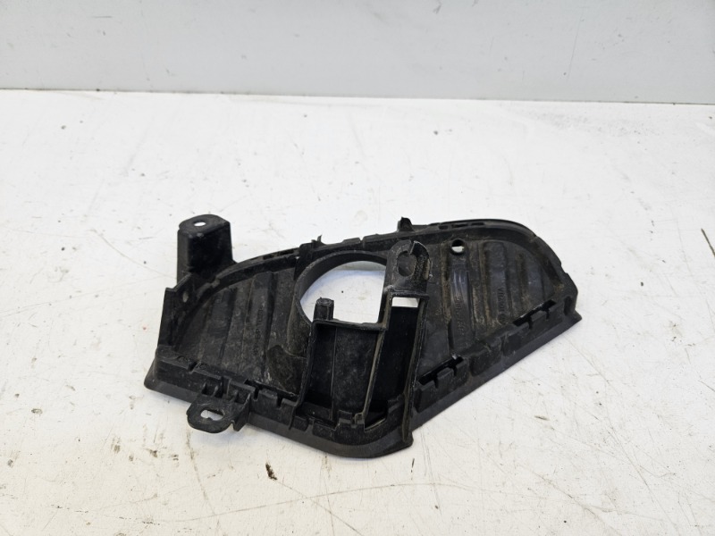 Рамка противотуманной фары правой