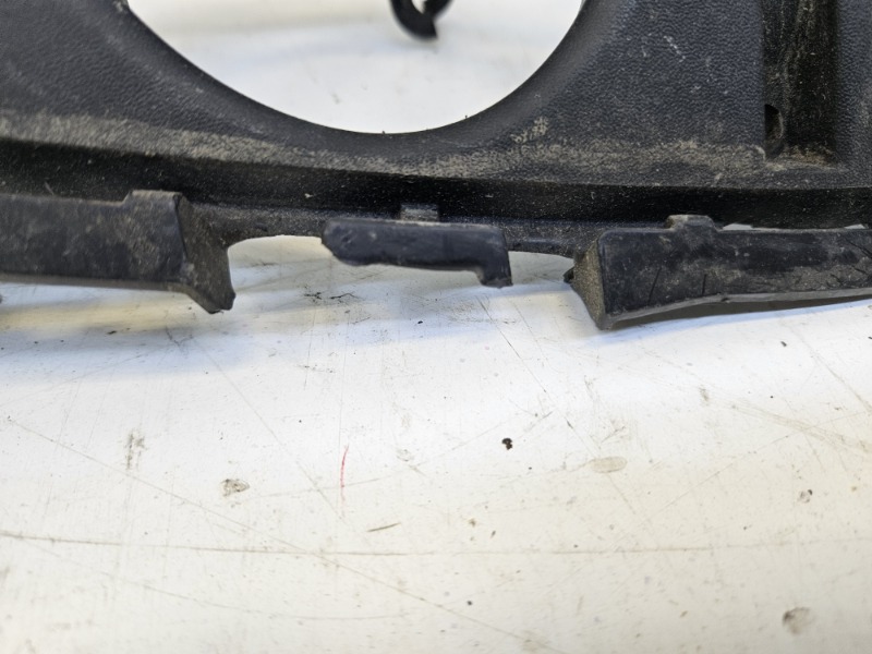 Рамка противотуманной фары правой