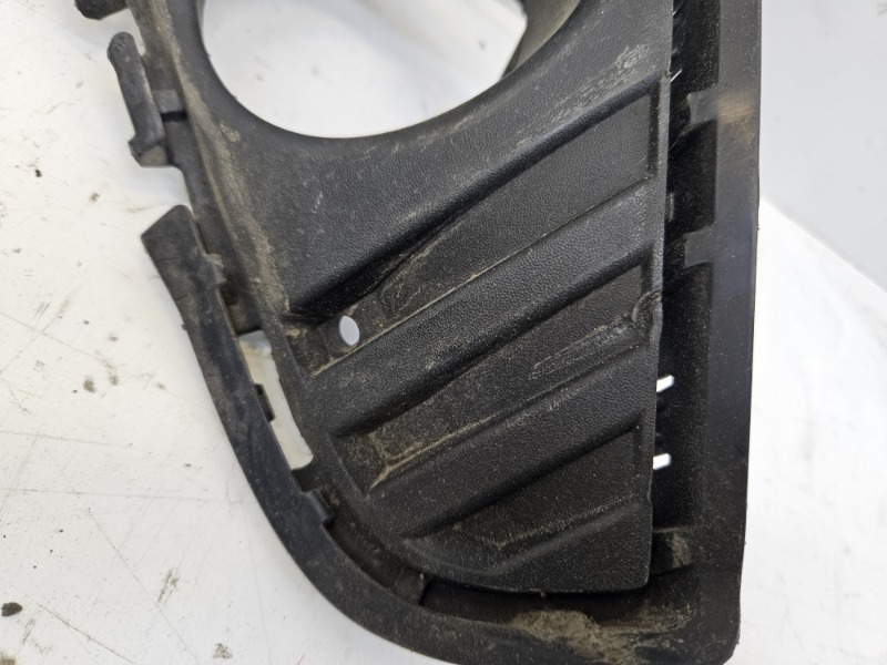 Рамка противотуманной фары правой