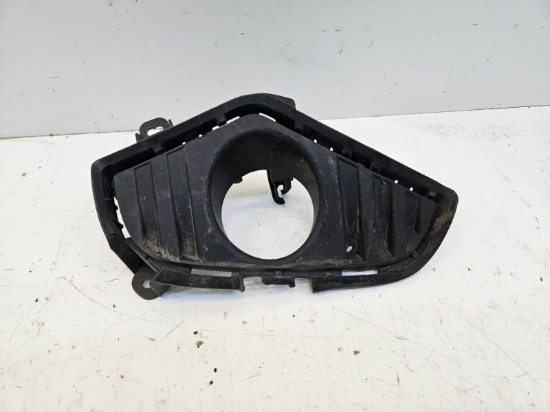 Рамка противотуманной фары правой