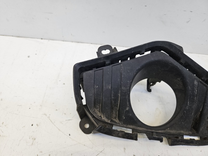 Рамка противотуманной фары правой