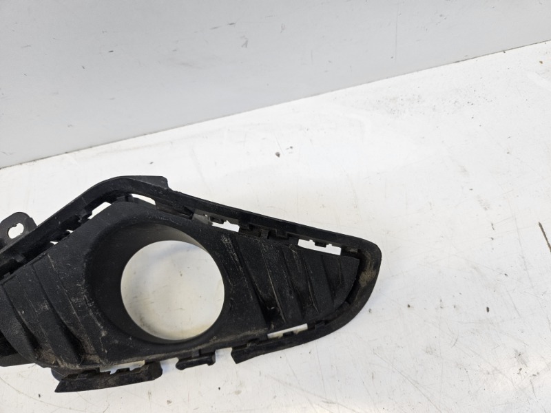 Рамка противотуманной фары правой