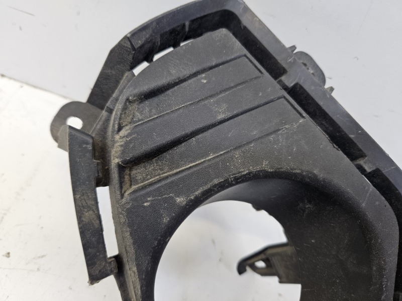 Рамка противотуманной фары правой