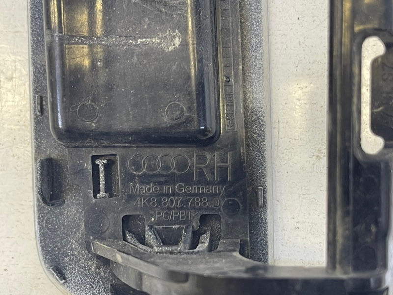 Заглушка бампера правая