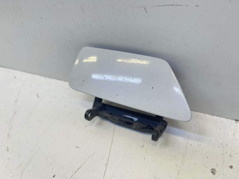 Заглушка бампера правая