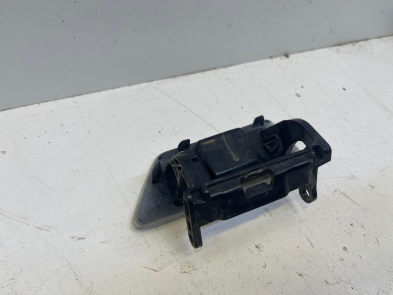 Заглушка бампера правая