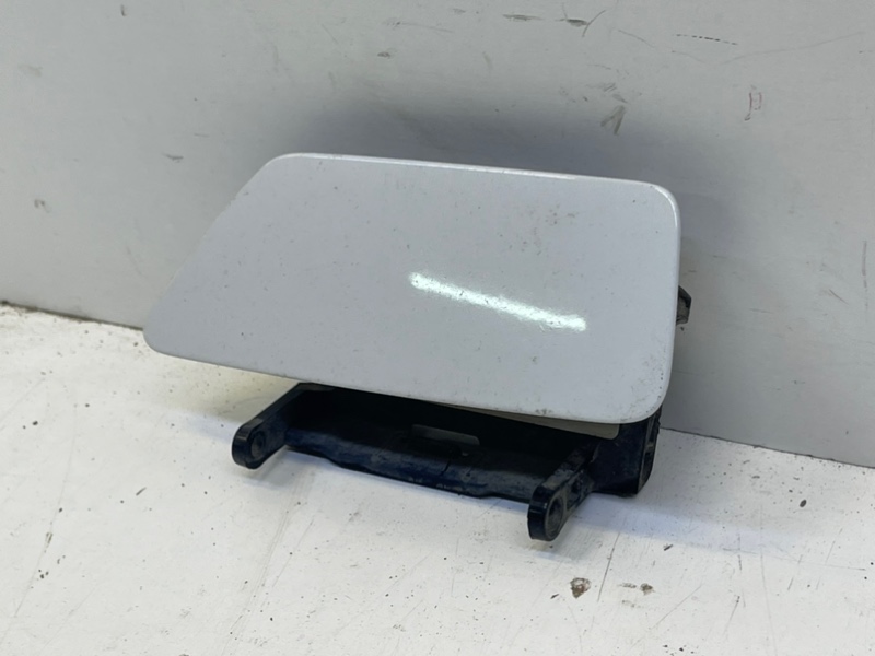 Заглушка бампера левая