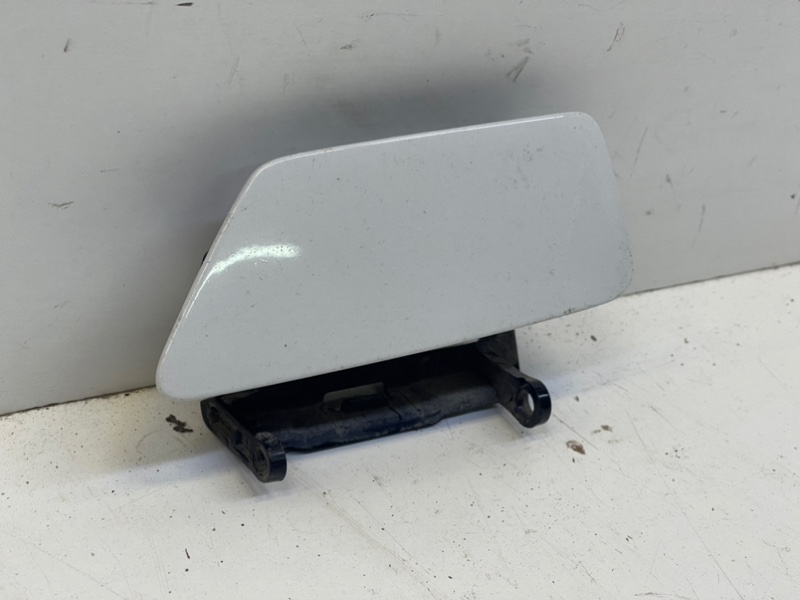 Заглушка бампера левая