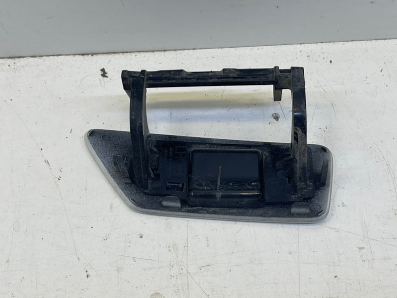 Заглушка бампера левая