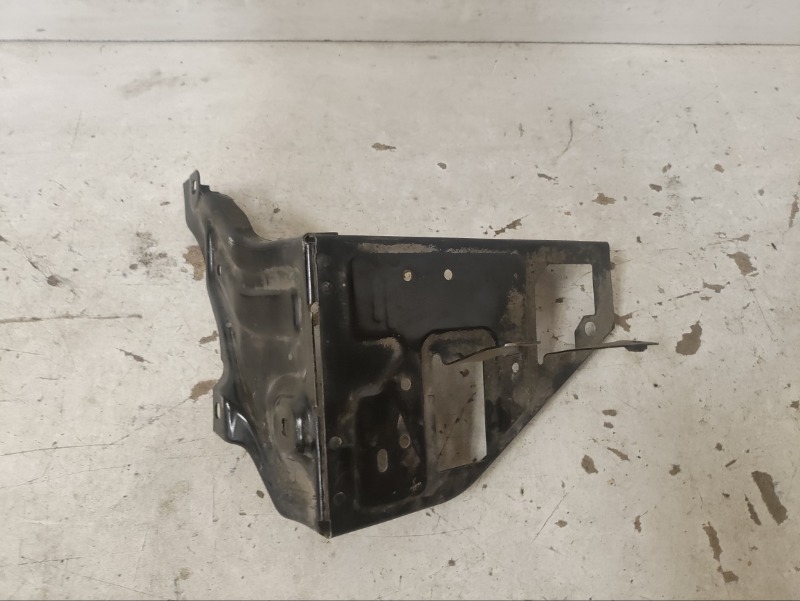 Кронштейн фар правый