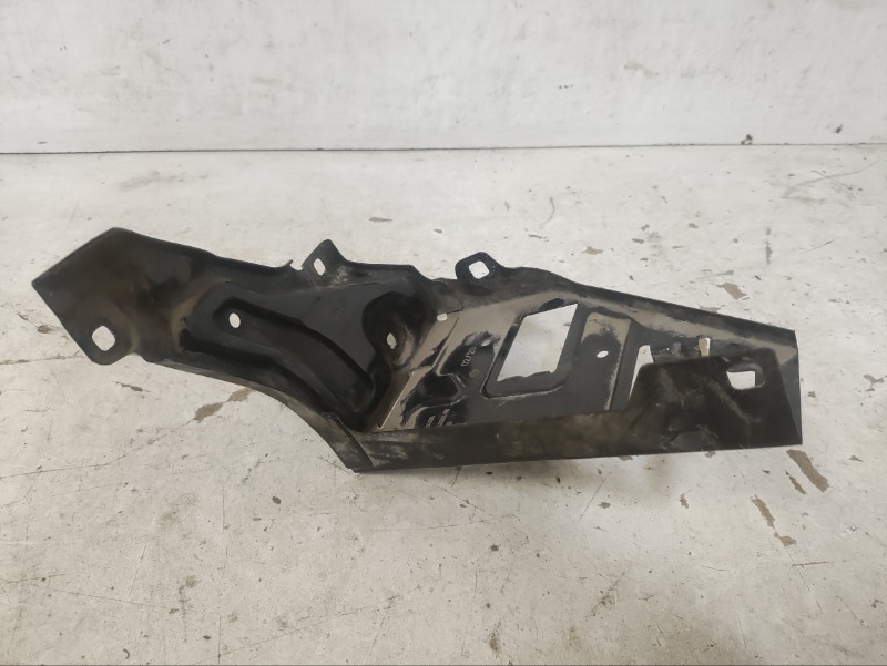 Кронштейн фар правый