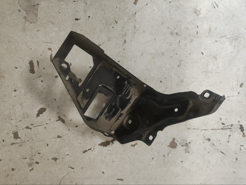 Кронштейн фар правый