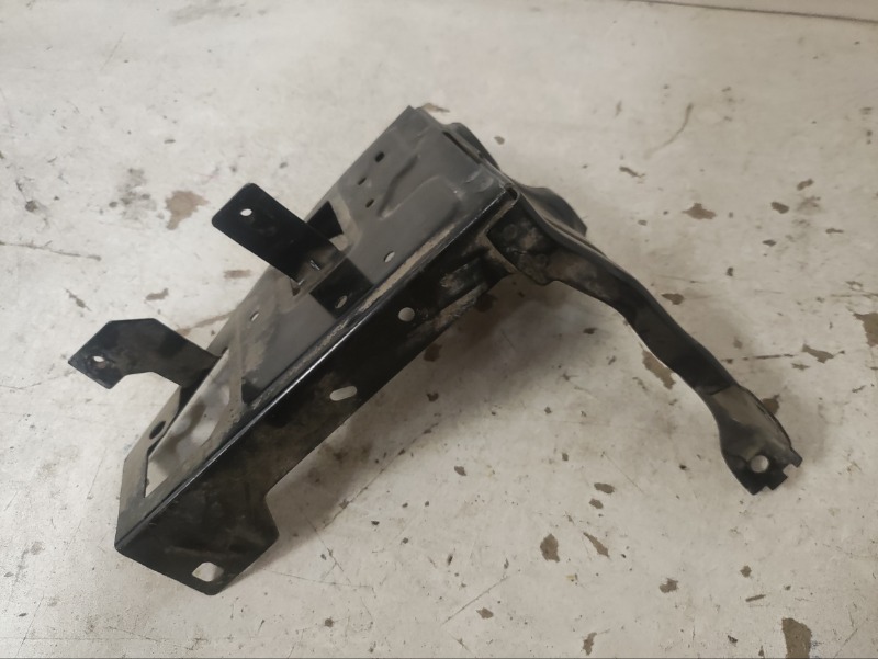 Кронштейн фар правый