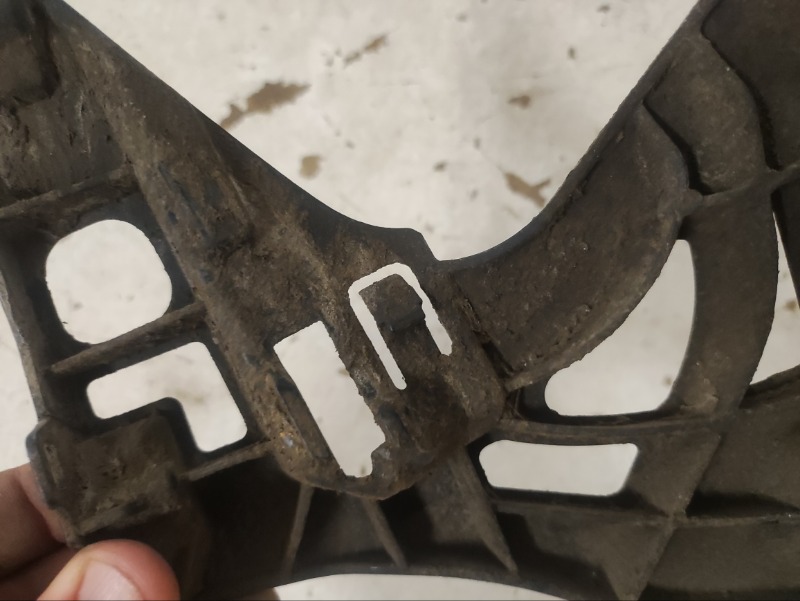 Кронштейн заднего бампера правый