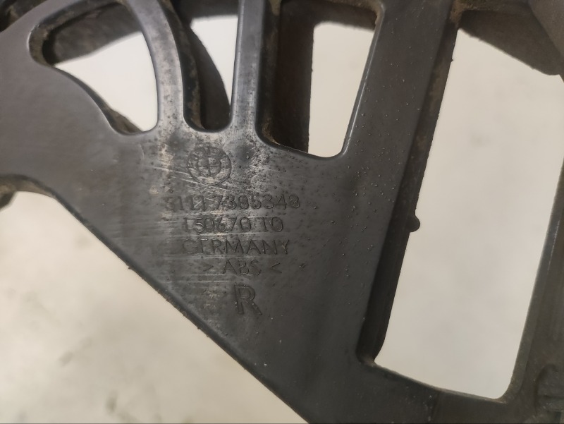 Кронштейн заднего бампера правый