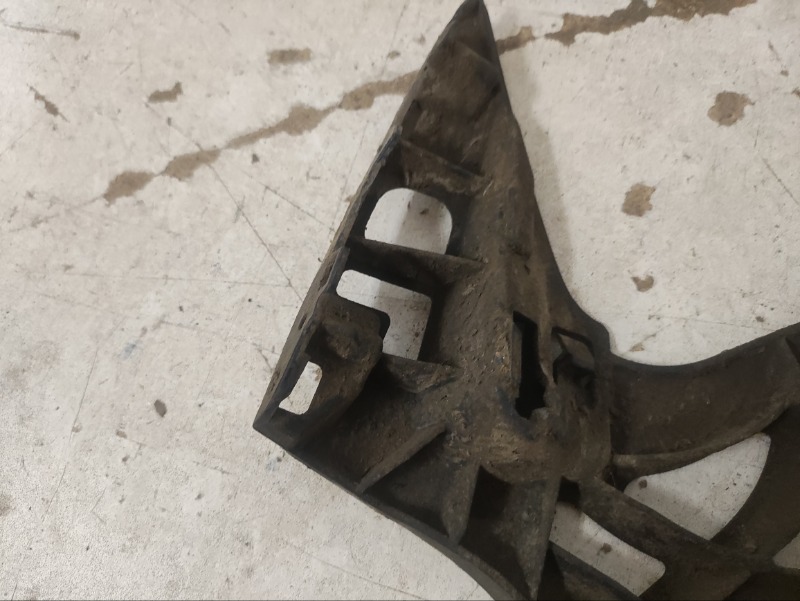 Кронштейн заднего бампера правый