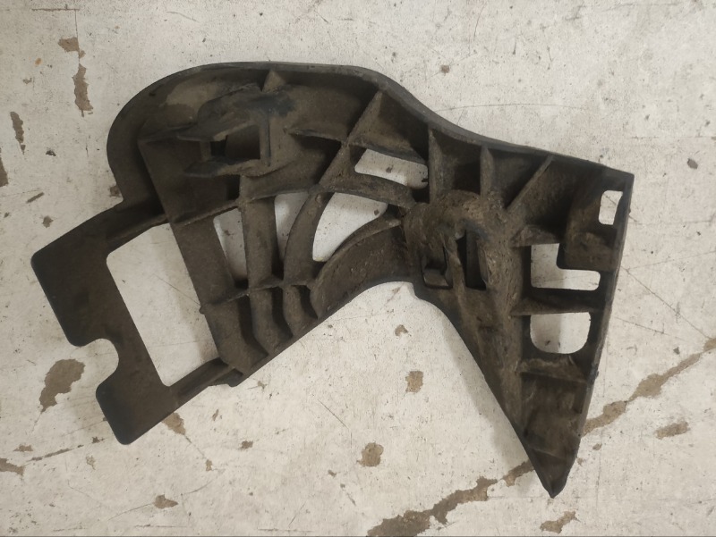 Кронштейн заднего бампера правый