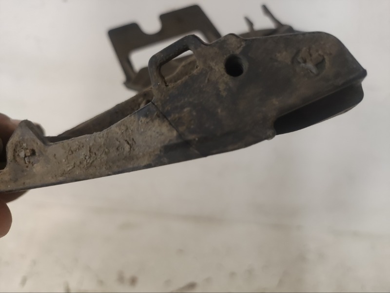 Кронштейн заднего бампера правый