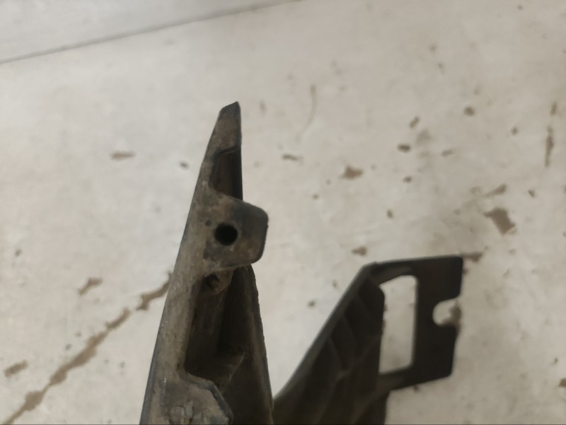 Кронштейн заднего бампера правый