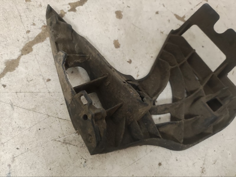 Кронштейн заднего бампера правый